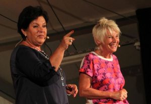 Die Kabarettistinnen Petra Binder (links) und Doris Reichenauer schnatterten ohne Unterlass – zur Freude des Publikums. (Foto: Gerhard Rundel)